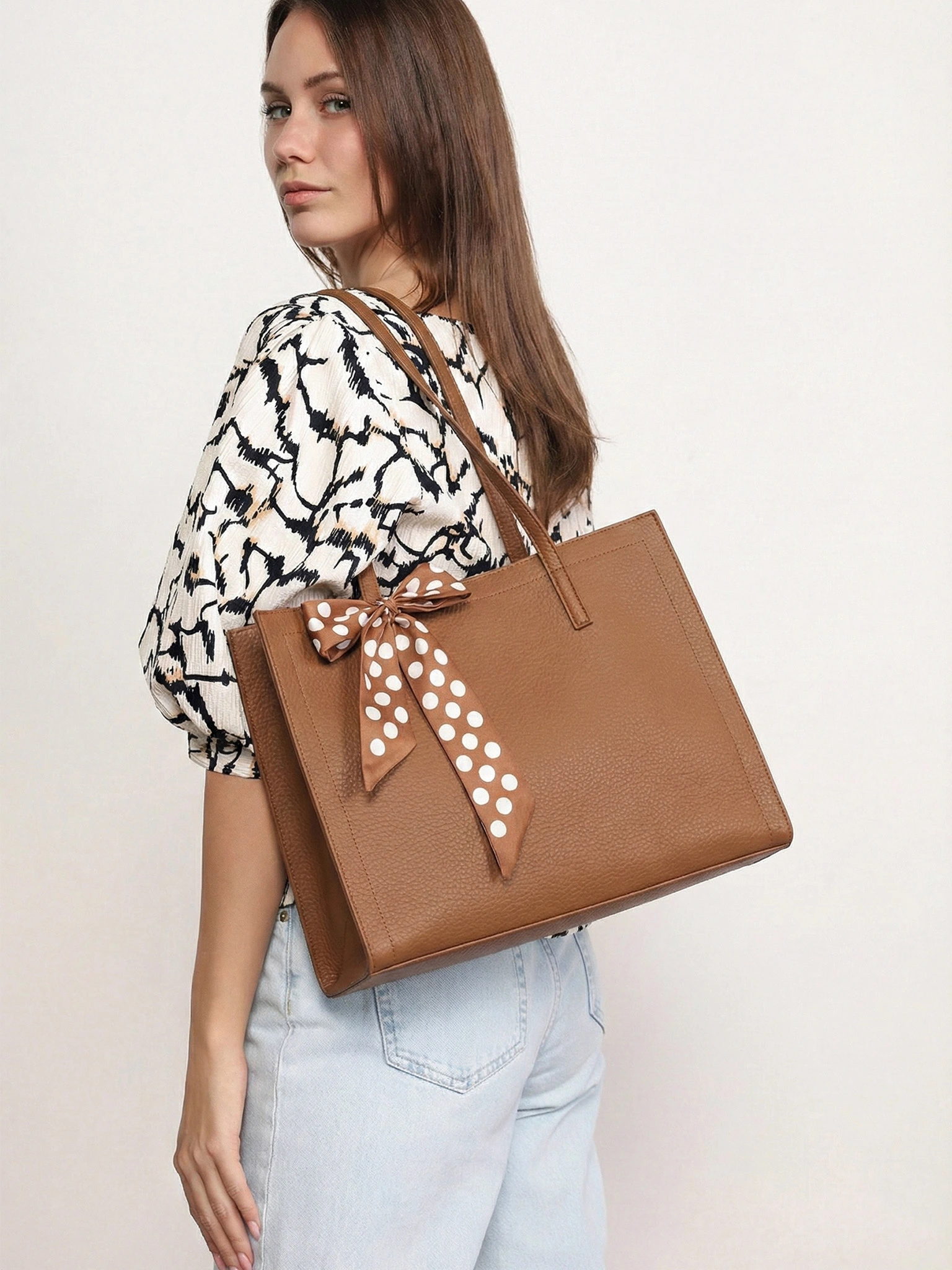 Сумка-тоут с плоскими ручками с декоративным платком в ассортименте